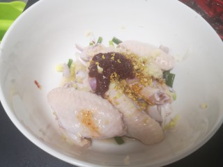 10、蒜香鸡翅,加入1半蒜茸，适量盐，老抽少许，料酒少许，白糖少许，桂花随意，加入韩式辣酱（或豆瓣酱或黄豆酱也可）