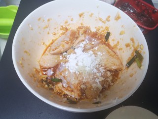 12、蒜香鸡翅,放1勺生粉抓均