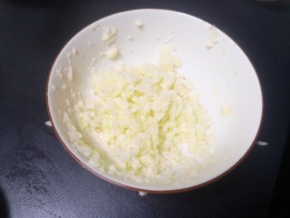 15、蒜香鸡翅,余下蒜茸准备炸