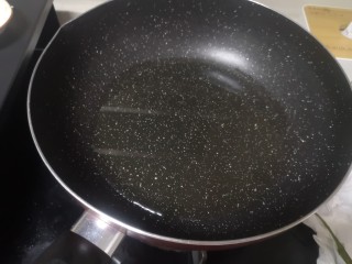 16、蒜香鸡翅,锅内下100mⅠ油