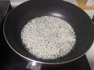 17、蒜香鸡翅,油温上升放蒜茸