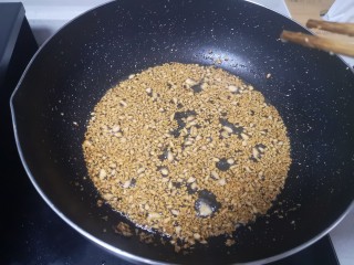 18、蒜香鸡翅,炸至颜色变金黄沥油捞出