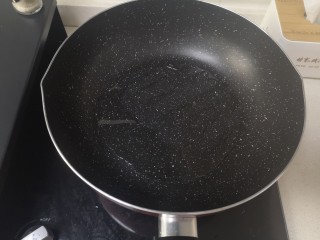 20、蒜香鸡翅,锅内留下少许油，油温热