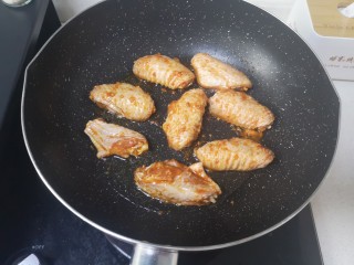 21、蒜香鸡翅,放鸡翅中火煎