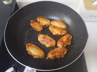 22、蒜香鸡翅,两边煎金黄至熟