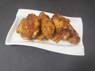 24、蒜香鸡翅,装盘