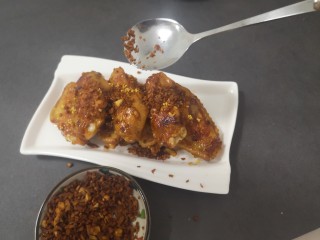 25、蒜香鸡翅,撒上炸蒜茸