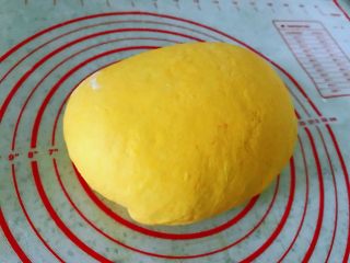 2、南瓜水煎花卷,加入面粉揉搓成光滑的面团。