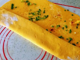 4、南瓜水煎花卷,像图一样把它折起来。