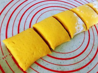 5、南瓜水煎花卷,切成大小一样的长条。