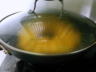 9、南瓜水煎花卷,锅开小火,慢慢的煎至底部金黄的时候加入一碗水,水的多少以淹过底部为主,还是盖上盖子,等水全部干的时候,花卷也就熟了。