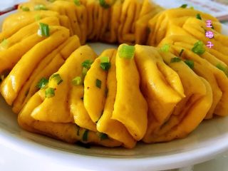 10、南瓜水煎花卷,拿起一个底部金黄柔软,用手捏一下会弹回来,非常的可口,作为家里的主食或者宝宝的零食,都是很健康的选择。