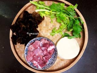1、三鲜柳叶饺子,先把需要的食物准备好，黑木耳我用干的黑木耳事先泡发好的，芹菜 洗干净，猪肉洗切成块，饺子皮买现成的