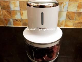 3、三鲜柳叶饺子,把所有食材都绞打成末状