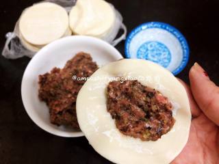 6、三鲜柳叶饺子,拿一张饺子皮，放入适当的馅料