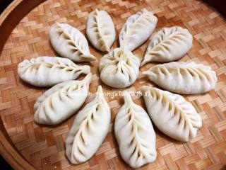 8、三鲜柳叶饺子,依次把馅料都包完