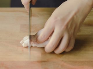 2、居酒屋烤鸡肉串（附酱汁配方）,用刀在鸡腿小的一头割一圈。