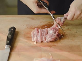 5、居酒屋烤鸡肉串（附酱汁配方）,把肉剥下来。这样拆鸡腿可以得到完整的鸡肉，鸡皮的一面朝下，煎一下也很棒。