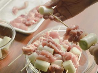 7、居酒屋烤鸡肉串（附酱汁配方）,串起来。