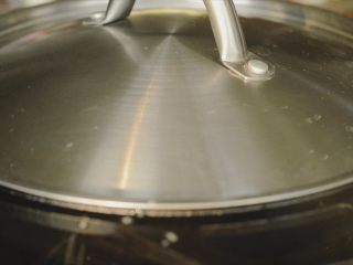 11、居酒屋烤鸡肉串（附酱汁配方）,焖1分钟。然后开盖，等水汽蒸发。然后开始煎下一批。全部煎熟再抹酱料。