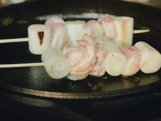 9、居酒屋烤鸡肉串（附酱汁配方）,开大火，当锅子热到水珠在锅子里滚动时，抹油，下肉串。