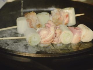10、居酒屋烤鸡肉串（附酱汁配方）,转中火，四面都焦黄以后，加一些水，大约50ml，盖上锅盖。