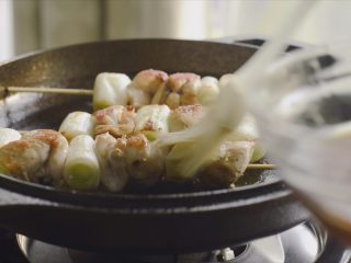 12、居酒屋烤鸡肉串（附酱汁配方）,把酱料抹上去，中小火再煎一会就好了。