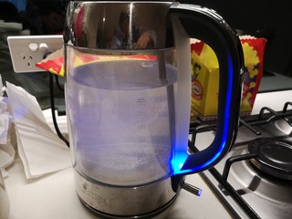 1、一碗素面当夜宵,烧一壶开水。