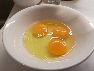 2、一碗素面当夜宵,打三个鸡蛋。