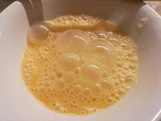 3、一碗素面当夜宵,鸡蛋液打散。