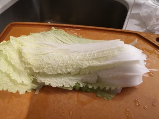 5、一碗素面当夜宵,白菜准备五六片。