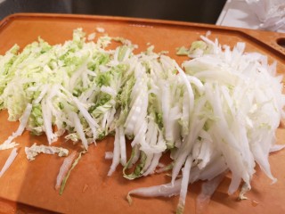 6、一碗素面当夜宵,切成细丝。