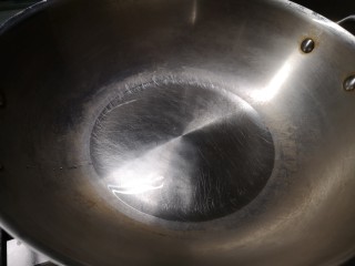 7、一碗素面当夜宵,锅内加油。