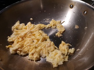 8、一碗素面当夜宵,放入鸡蛋翻炒。