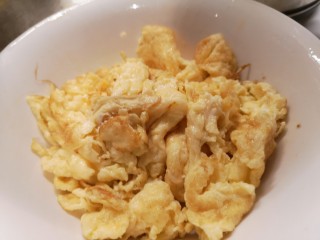 9、一碗素面当夜宵,炒至金黄，盛出备用。