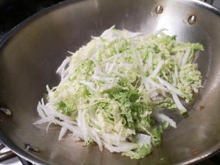 10、一碗素面当夜宵,锅内放少许油，下白菜翻炒。