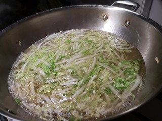 12、一碗素面当夜宵,加入刚烧开的开水。