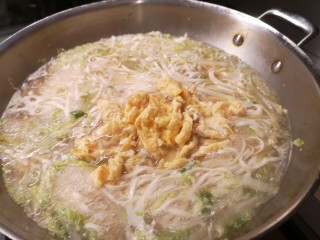 15、一碗素面当夜宵,放入炒好的鸡蛋。