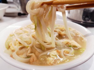 17、一碗素面当夜宵,一碗香喷喷的素面就出锅啦。