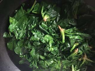 1、菠菜拌花生米,菠菜清洗干净，锅里放入适量的水，加入几滴油和适量的盐，菠菜焯水40秒捞出沥干。