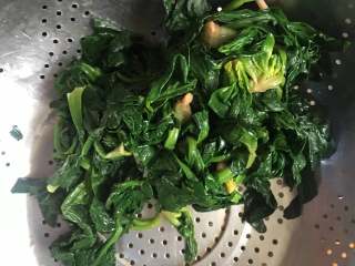 2、菠菜拌花生米,菠菜冷却后挤干水分