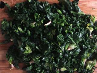 3、菠菜拌花生米,菠菜切碎