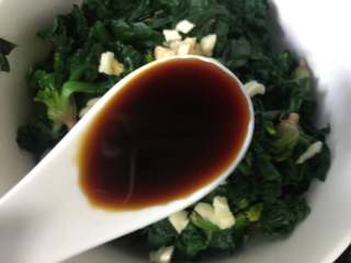 6、菠菜拌花生米,加入2勺生抽