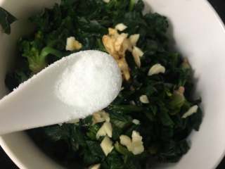 7、菠菜拌花生米,加入适量的盐和白糖