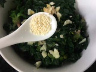 8、菠菜拌花生米,加入少许的鸡精