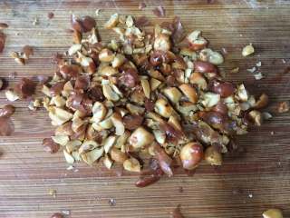 11、菠菜拌花生米,取适量的花生切碎