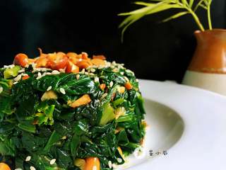 14、菠菜拌花生米,即可上桌品尝