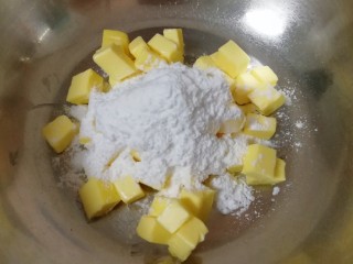 1、枣泥一口酥,黄油室温软化后切成小块，加入糖粉和盐，先用硅胶刮铲翻拌均匀，再用电动打蛋器低速打发至蓬松状态。