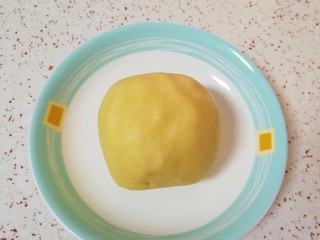 4、枣泥一口酥,揉捏成面团。