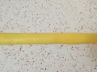 8、枣泥一口酥,在台面上来回滚动成圆柱形。 烤箱上下管175度预热。